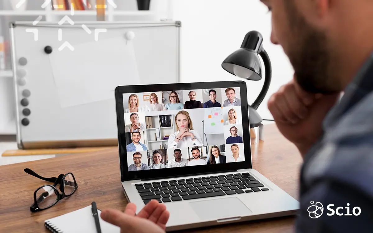 Virtual Team Collaboration in Hybrid Work Environments A man participating in a video call with a distributed remote team—symbolizing trust, autonomy, and communication in hybrid work.