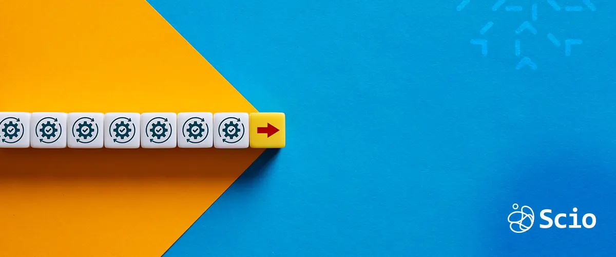 Cognitive inertia: when teams keep going without questioning Horizontal banner showing cognitive inertia in software teams—gears moving forward automatically despite a directional change. Visual metaphor for outdated workflows.