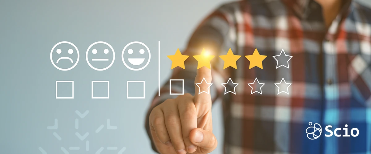 Customer evaluating satisfaction with stars, representing value perception in marketing.
