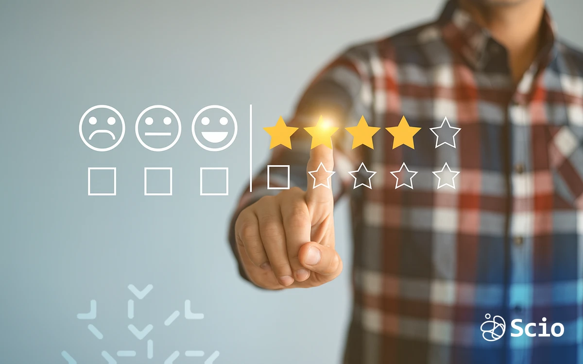 Customer evaluating satisfaction with stars, representing value perception in marketing